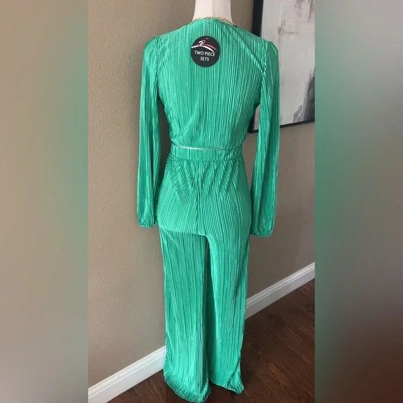 Green crop top plisse set with pants - Picture 10 of 11